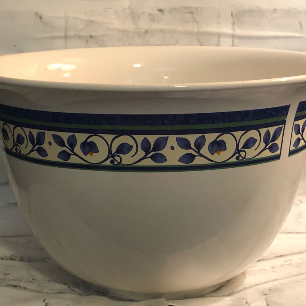 Pfaltzgraff Orleans round great bowl. Large and in great condition. Beautiful